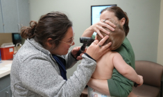 Une infirmière consulte un enfant, à Fredonia, dans le Kansas, le 19 octobre 2026 ( AFP / Zina DESMAZES )