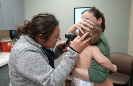 Une infirmière consulte un enfant, à Fredonia, dans le Kansas, le 19 octobre 2026 ( AFP / Zina DESMAZES )