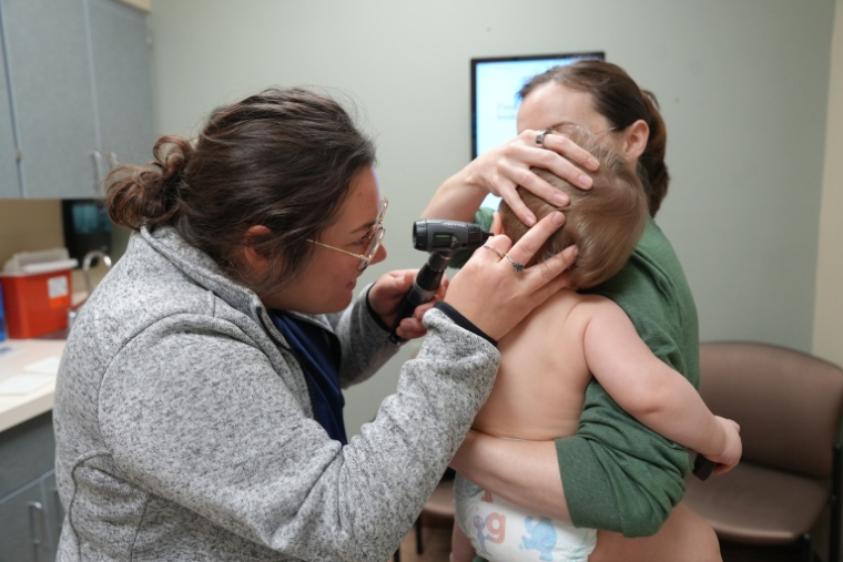 Une infirmière consulte un enfant, à Fredonia, dans le Kansas, le 19 octobre 2026 ( AFP / Zina DESMAZES )