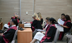 Des avocats à l'ouverture du procès de 21 Serbes jugés par contumace à Pristina pour le massacre de Racak lors de la guerre entre la Serbie et le Kosovo, en 1999 ( AFP / Armend NIMANI )