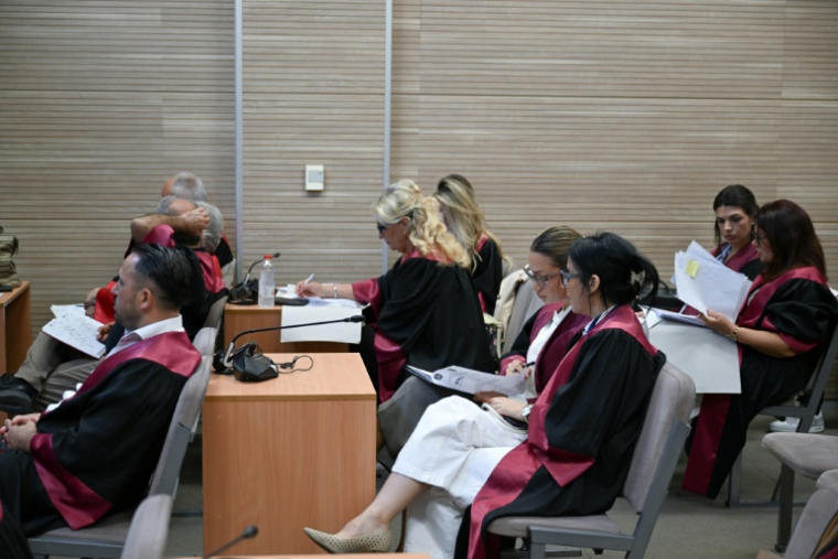 Des avocats à l'ouverture du procès de 21 Serbes jugés par contumace à Pristina pour le massacre de Racak lors de la guerre entre la Serbie et le Kosovo, en 1999 ( AFP / Armend NIMANI )