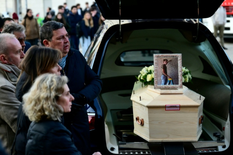 Le cercueil à Milan, le 7 janvier 2026, d'Achille Barosi, un adolescent italien mort dans l'incendie d'un bar à Crans-Montana, en Suisse ( AFP / Stefano RELLANDINI )