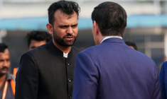Le secrétaire d'Etat américain Marco Rubio (de dos) est accueilli par Avadh Singhal (à gauche), chef du protocole de l'Etat du Bengale occidental, à l'aéroport international Netaji Subhash Chandra Bose de Calcutta, en Inde, le 23 mai 2026 ( POOL / Julia Demaree Nikhinson )