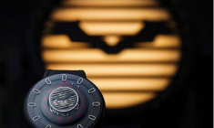 À l’occasion de la sortie du nouveau Batman, Kross Studio sort une montre collector en hommage à l’homme chauve-souris. crédit photo : Capture d’écran Instagram @krossstudio