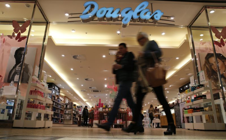 Photo d'archives des gens qui passent devant la parfumerie Douglas en Allemagne