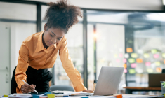 Se tenir debout améliore l’attention visuelle, mais tout dépend du temps passé dans cette position. (crédit: Adobe Stock)
