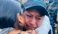 Cette image tirée d'une vidéo fournie par le ministère colombien de la Défense montre la sénatrice indigène colombienne Aida Quilcué serrant des personnes dans ses bras après avoir été libérée à la suite d'un enlèvement, dans le département du Cauca, en Colombie, le 10 février 2026 ( Colombian Defense Ministry / Handout )