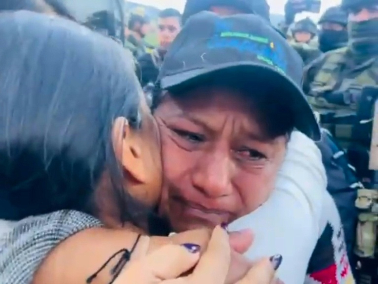 Cette image tirée d'une vidéo fournie par le ministère colombien de la Défense montre la sénatrice indigène colombienne Aida Quilcué serrant des personnes dans ses bras après avoir été libérée à la suite d'un enlèvement, dans le département du Cauca, en Colombie, le 10 février 2026 ( Colombian Defense Ministry / Handout )