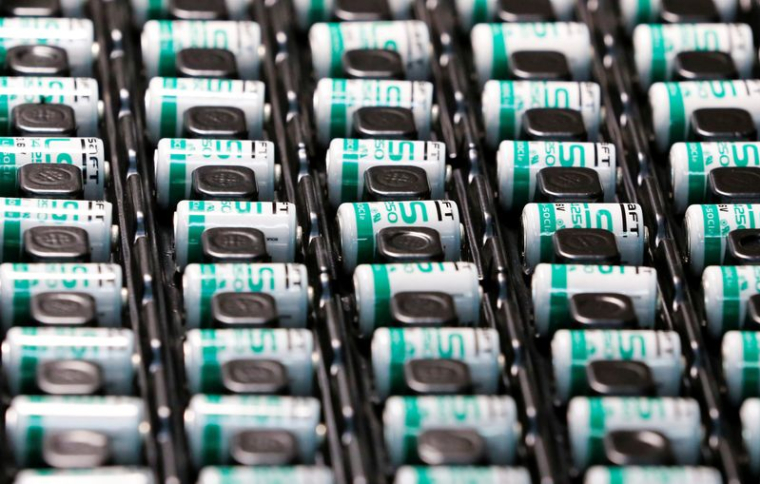 Des batteries lithium-ion sont photographiées sur le site de production de Saft Groupe, spécialistes des batteries, à Poitiers