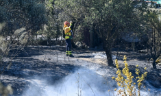 Un bombero trabaja en una zona próxima a Madrid quemada por un incendio forestal iniciado en la localidad de Méntrida, provincia de Toledo, el 18 de julio de 2025 en el centro de España ( AFP / Javier Soriano )