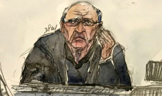 Croquis d'audience du 24 février 2025 montrant l'ex-chirurgien Joël Le Scouarnec à l'ouverture de son procès à Vannes pour viols et agressions sexuelles sur 299 patients  ( AFP / Benoit PEYRUCQ )
