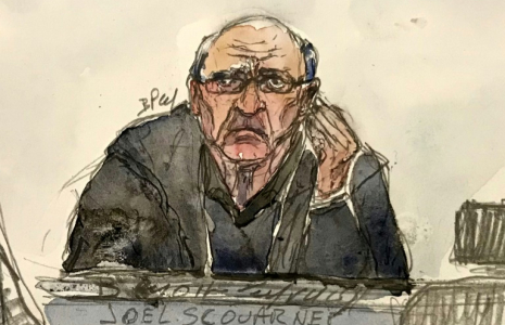 Croquis d'audience du 24 février 2025 montrant l'ex-chirurgien Joël Le Scouarnec à l'ouverture de son procès à Vannes pour viols et agressions sexuelles sur 299 patients  ( AFP / Benoit PEYRUCQ )