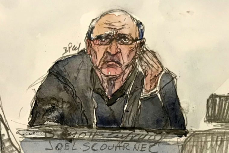 Croquis d'audience du 24 février 2025 montrant l'ex-chirurgien Joël Le Scouarnec à l'ouverture de son procès à Vannes pour viols et agressions sexuelles sur 299 patients ( AFP / Benoit PEYRUCQ )