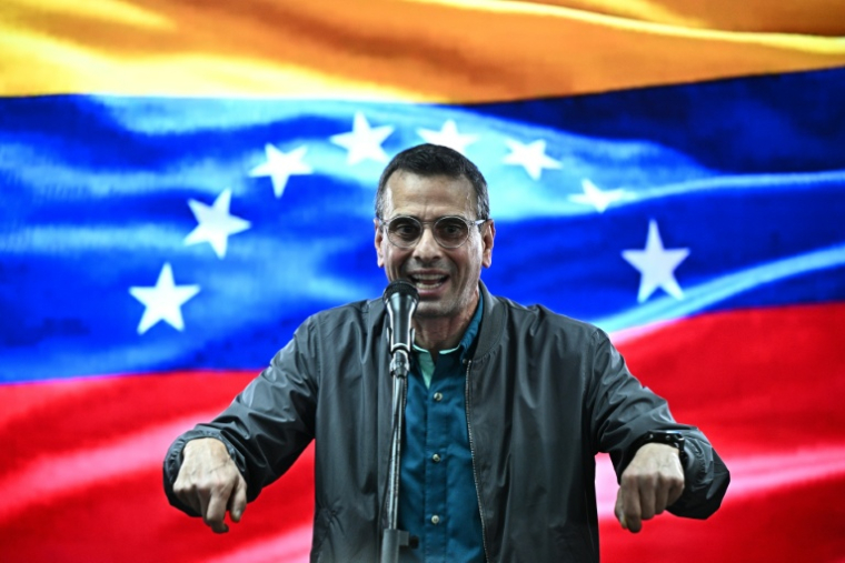 Henrique Capriles, opposant tête de liste des législatives, s'exprime lors d'une réunion pour lancer une nouvelle alliance d'opposition appelée "DECIDE" (Défense Citoyenne de la Démocratie) à l'Université centrale du Venezuela à Caracas le 2 avril 2025 ( AFP / Federico PARRA )