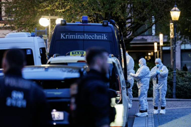 Des experts médico-légaux arrivent sur les lieux où une voiture a foncé sur des passants dans une rue, faisant au moins deux morts et plusieurs blessés, dans le centre-ville de Leipzig, dans l’est de l’Allemagne, le 4 mai 2026  ( AFP / Jens SCHLUETER )