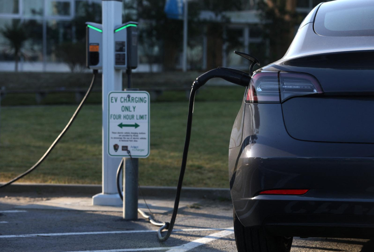 Les subventions prévues par le plan climat américain pourront s'élever jusqu'à 7.500 dollars (illustration) ( GETTY IMAGES NORTH AMERICA / JUSTIN SULLIVAN )