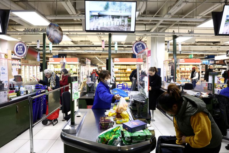 Des clients dans un hypermarché Carrefour à Paris