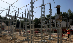 Salarié Enedis travaillant à l'installation d'un nouveau transformateur électrique à Pompignac, dans le département de la Gironde, le 1er juillet 2025.  ( AFP / ROMAIN PERROCHEAU )