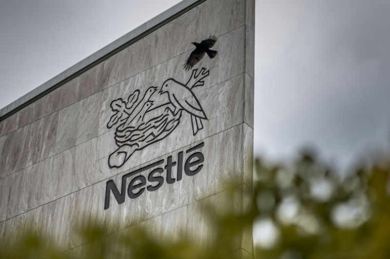 Le géant suisse de l'alimentation Nestlé a annoncé lundi un rappel volontaire de lots de laits infantiles par mesure de précaution dans plusieurs pays en Europe, dont la France, l'Allemagne, l'Autriche, le Danemark, l'Italie, ainsi que la Suède ( AFP / Fabrice COFFRINI )