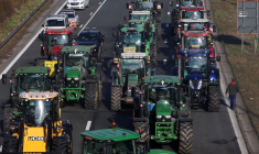Les agriculteurs belges bloquent le ring de Bruxelles lors d'une manifestation, à Halle