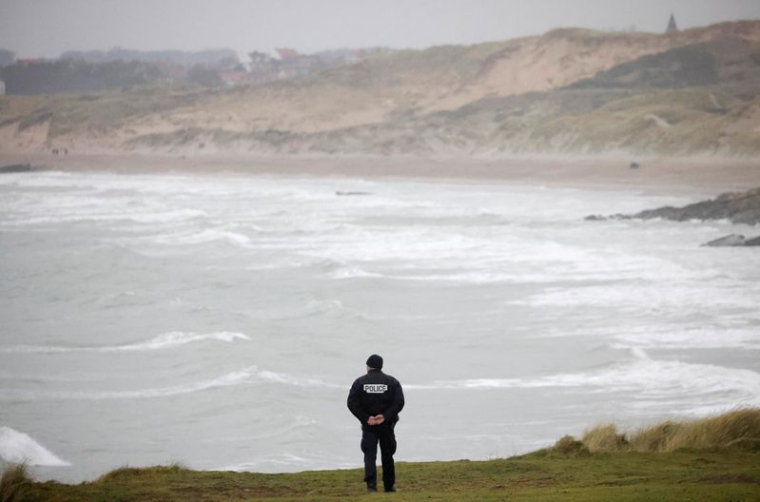 La police française patrouille près de la mer le long des dunes du Slack à Wimereux