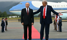 Donald Trump et Vladimir Poutine en Alaska, le 15 août 2025 ( AFP / ANDREW CABALLERO-REYNOLDS )