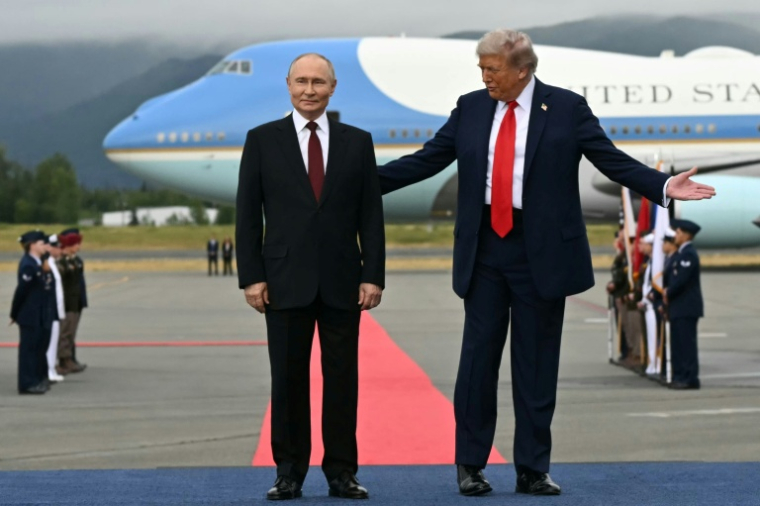 Donald Trump et Vladimir Poutine en Alaska, le 15 août 2025 ( AFP / ANDREW CABALLERO-REYNOLDS )