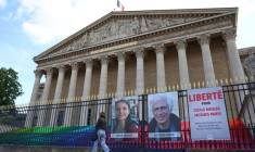 Affiches de Cécile Kohler et Jacques Paris devant l'Assemblée nationale à Paris