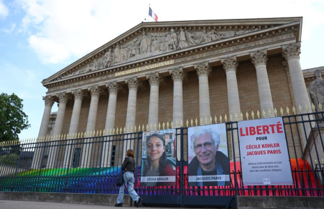 Affiches de Cécile Kohler et Jacques Paris devant l'Assemblée nationale à Paris