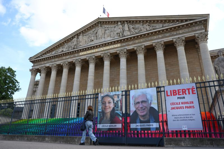 Affiches de Cécile Kohler et Jacques Paris devant l'Assemblée nationale à Paris