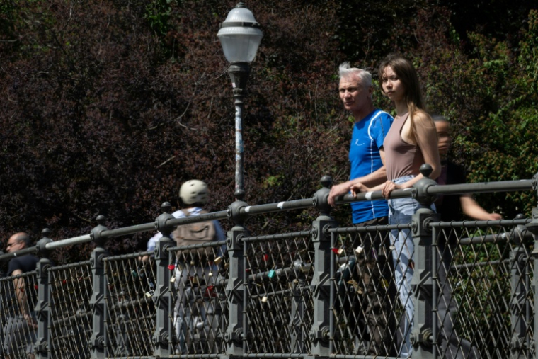 Maria Moskalyova et son père Alexei Moskalyov à Strasbourg le 6 juin 2026 ( AFP / SEBASTIEN BOZON )