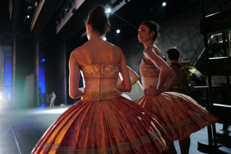 Des danseurs du Ballet de Monte-Carlo lors de la répétition du ballet « Ma Bayadère », une création du danseur et chorégraphe français Jean-Christophe Maillot, à Monaco le 22 décembre 2025 ( AFP / Valery HACHE )
