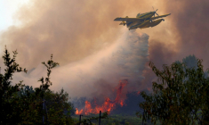 Un avion bombardier d'eau Air Tractor AT-802F procède à un largage sur un incendie de forêt près de San Martin de Valdeiglesias, à environ 70km à l'ouest de Madrid, le 26 juillet 2026  ( AFP / Cesar MANSO )