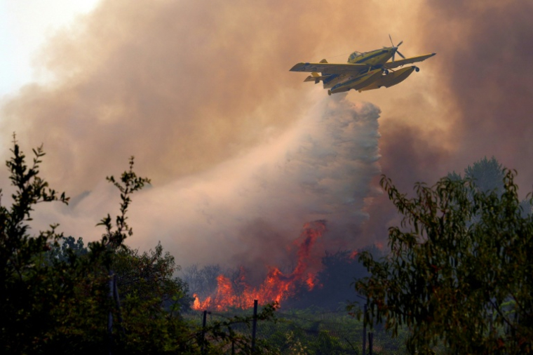 Un avion bombardier d'eau Air Tractor AT-802F procède à un largage sur un incendie de forêt près de San Martin de Valdeiglesias, à environ 70km à l'ouest de Madrid, le 26 juillet 2026  ( AFP / Cesar MANSO )