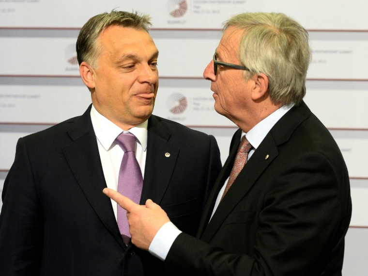 Viktor Orban avec Jean-Claude Juncker, à Bruxelles, le 22 mai 2015 ( AFP / JANEK SKARZYNSKI )