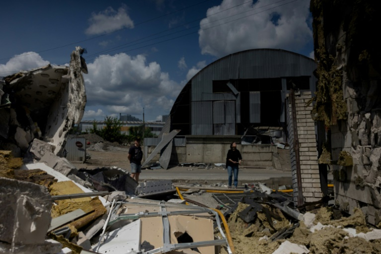 Des habitants devant les dégâts provoqués par des frappes russes à Kiev, le 10 juin 2025 en Ukraine ( AFP / Tetiana DZHAFAROVA )