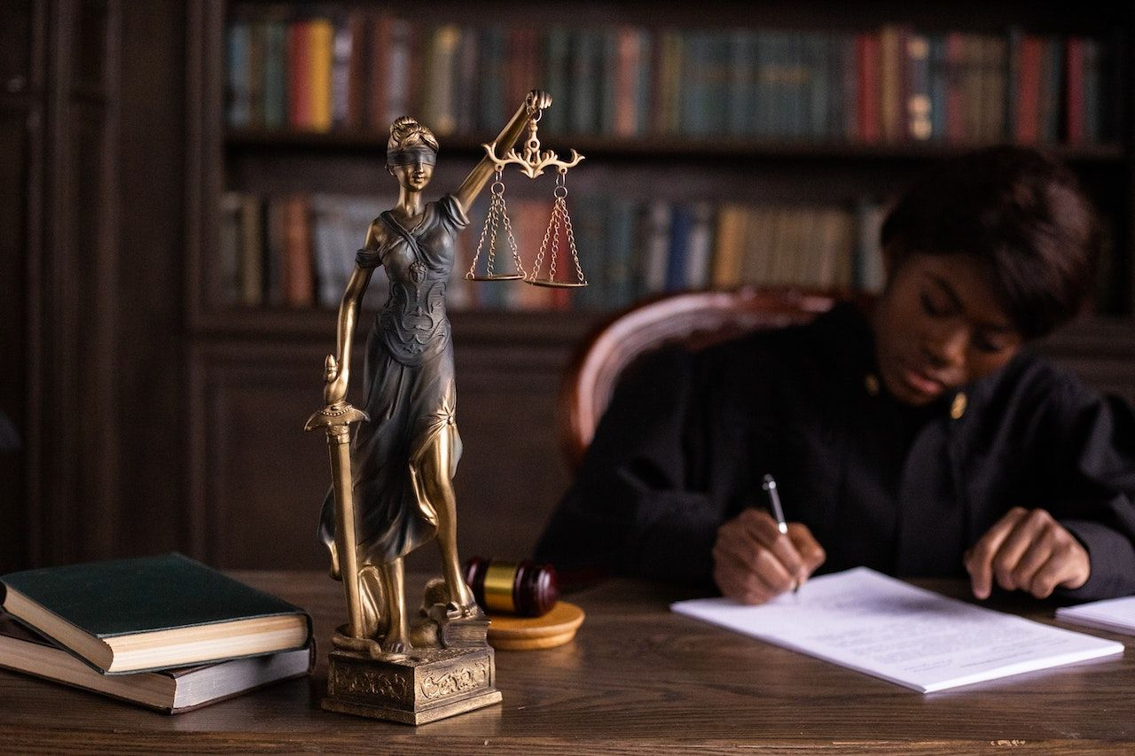statue justice (Crédits: Pexels - EKATERINA  BOLOVTSOVA)