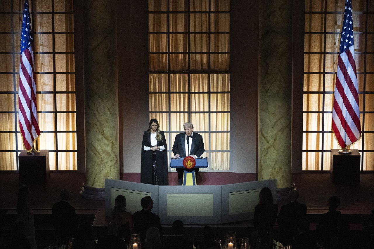 Melania Trump regarde son mari, le président élu des États-Unis, Donald Trump, parler lors d'un dîner aux chandelles au National Building Museum à Washington, DC, le 19 janvier 2025, un jour avant sa cérémonie d'investiture. (Photo de Jim WATSON / AFP)