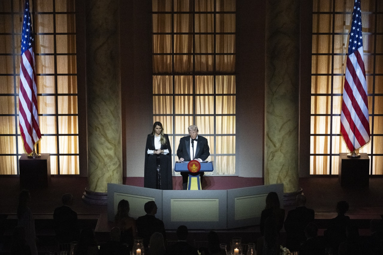 Melania Trump regarde son mari, le président élu des États-Unis, Donald Trump, parler lors d'un dîner aux chandelles au National Building Museum à Washington, DC, le 19 janvier 2025, un jour avant sa cérémonie d'investiture. (Photo de Jim WATSON / AFP)