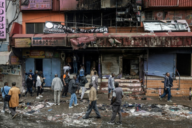 Un centre commercial vandalisé et incendié au lendemain de manifestations violentes marquant les commémorations du premier anniversaire de la prise du Parlement, le 26 juin 2025 à Nairobi, au Kenya ( AFP / Luis TATO )
