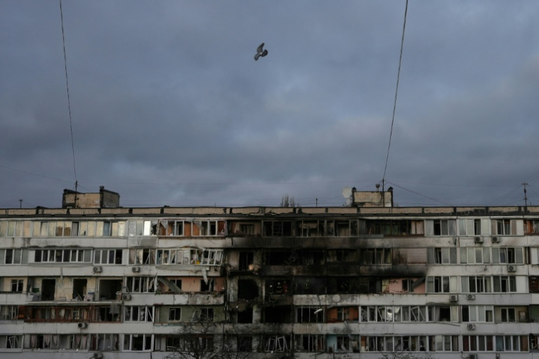 Un immeuble résidentiel à Kiev touché par une frappe russe, le 25 novembre 2025 ( AFP / OLEKSII FILIPPOV )