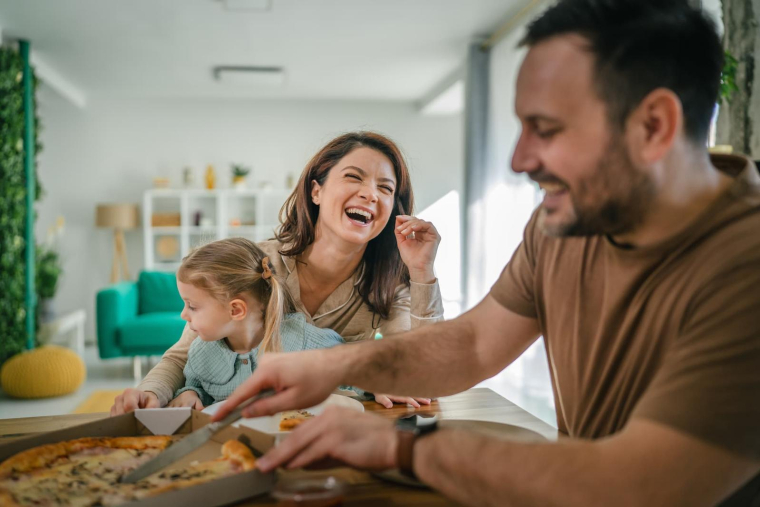Un virement non déclaré à un enfant peut entraîner un redressement fiscal et compliquer le partage de la succession ( Shutterstock )