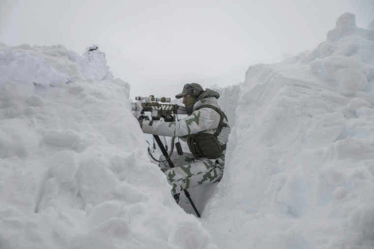 Un chasseur alpin participe à un exercice par temps froid dans les montagnes autour de Sainte-Foy-Tarentaise, le 28 janvier 2026 en Savoie ( AFP / Jeff PACHOUD )