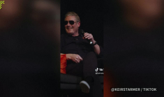 "Bonjour!": Starmer imite Macron avec des lunettes d'aviateur