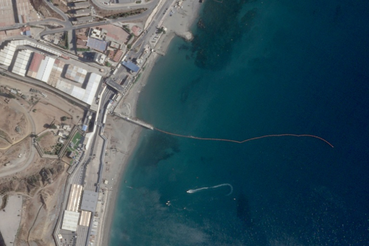 Cette photographie satellite, prise le 2 août 2026 et diffusée par Planet Labs PBC, montre la ligne de flottaison marquant la frontière maritime entre l'Espagne et le Maroc au large de l'enclave espagnole de Ceuta, en Afrique du Nord ( 2026 Planet Labs PBC / Handout )