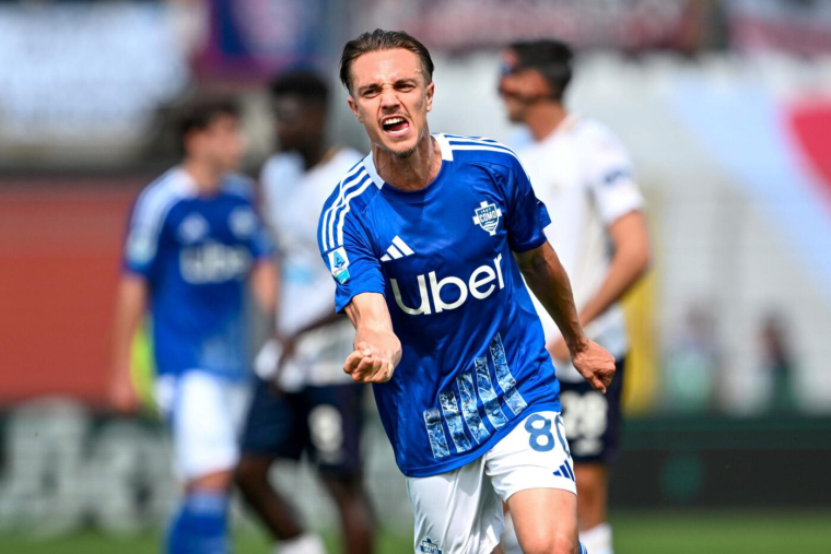 Maxence Caqueret percute un bus à Côme