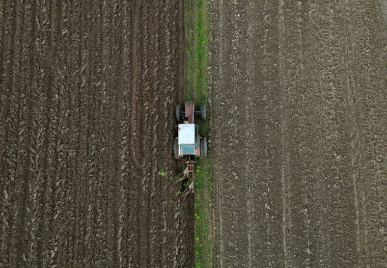 Un agriculteur dans son tracteur dans les environs d'Agen