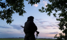 Un soldat ukrainien surveille une zone près de la ville de Vovchansk