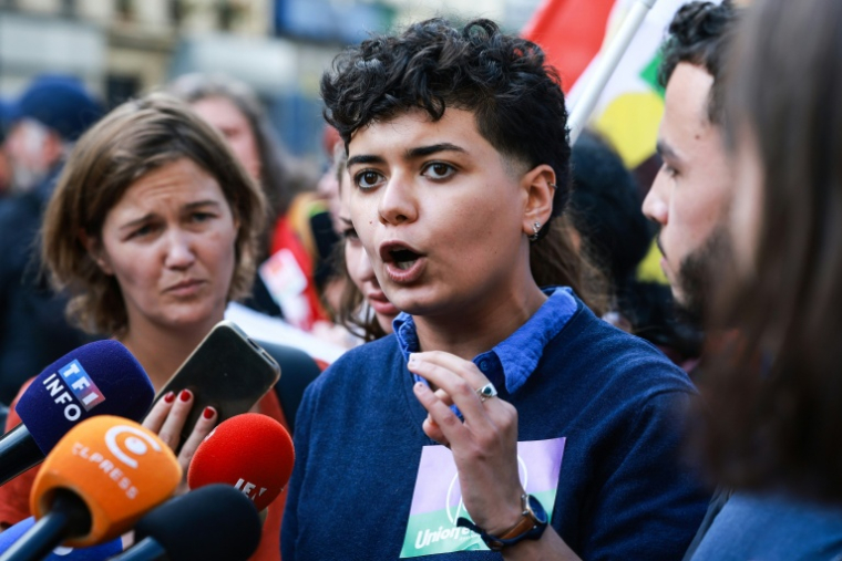 Sabrine Kharbach, porte-parole de l'Union étudiante, lors d'une manifestation à Paris, le 6 octobre 2026 ( AFP / Kenzo TRIBOUILLARD )