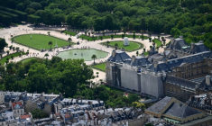 Vue aérienne du Sénat à Paris, le 11 juillet 2023, avec sur la gauche le Jardin du Luxembourg. ( AFP / Emmanuel DUNAND )